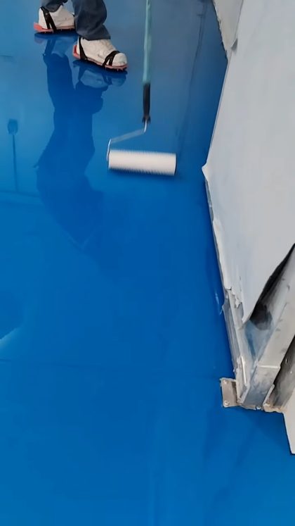 Poster de aplicación con rodillo de acabado epóxico azul