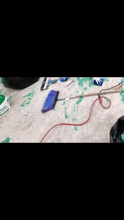 Poster de sala clínica renovada con piso epóxico azul brillante