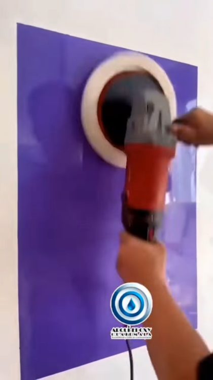 Poster de una muestra epóxica morada con brillo reflectivo
