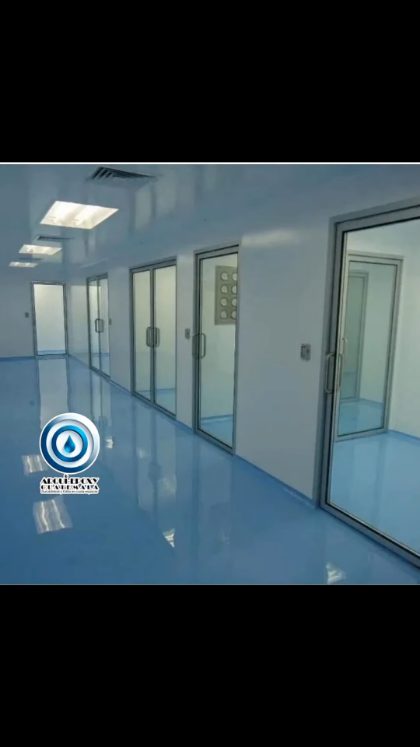 Poster de resultados clínicos e institucionales con pisos epóxicos azules